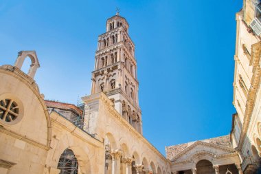 Split Şehri, Dalmaçya, Hırvatistan, Roma İmparatoru Diocletianus Sarayı'ndaki Aziz Domnius Katedrali, tarihi Peristyle, Unesco dünya mirası alanı, geniş açı