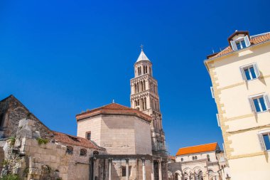 Bölünmüş, Dalmaçya, Hırvatistan, Saint Domnius Katedrali ve Split 'te Diocletianus Sarayı, Dalmaçya, Hırvatistan, tarihi peristil UNESCO Dünya Mirası