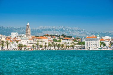 Split, Hırvatistan, arka planda rıhtım ve marina, katedral ve Diocletian's palace görünümü