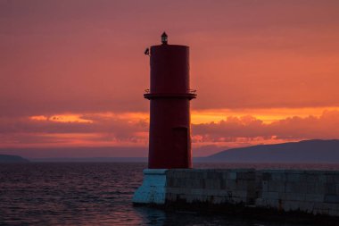  Hırvatistan, Cres, deniz manzaralı deniz feneri, güneşli yaz günü, turizm beldesi 