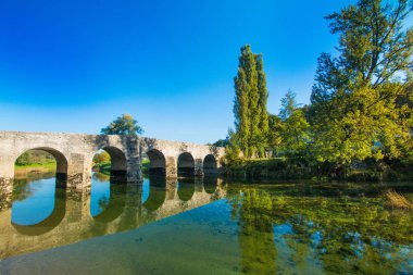  Hırvatistan, kırsal alan, Dobra nehri ve Karlovac ilinin Novigrad kentindeki eski kale 