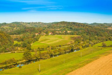  Hırvat kırsal manzarası, Novigrad, Karlovac ilçesindeki Dobra nehrinin panoramik manzarası 