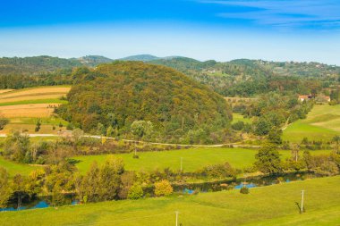  Hırvat kırsal manzarası, Novigrad, Karlovac ilçesindeki Dobra nehrinin panoramik manzarası 