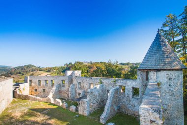  Hırvatistan, Novigrad, Karlovac ilçesi, eski ortaçağ Frankopan kalesi ve kırsal alan kalıntıları 