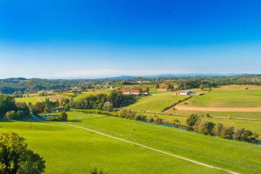  Hırvat kırsal manzarası, Novigrad, Karlovac ilçesindeki Dobra nehrinin panoramik manzarası 