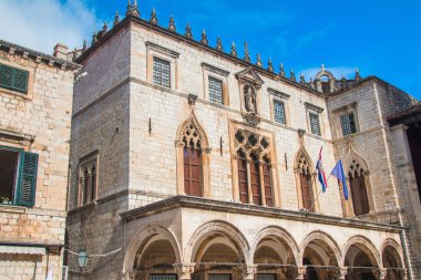 Hırvatistan 'ın Dubrovnik kentindeki Stradun Caddesi' ndeki eski evler. Hırvatistan 'ın Dubrovnik kentindeki Stradun Caddesi' ndeki konut evlerinin geniş açılı görüntüsü 