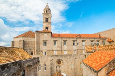  Hırvatistan 'ın eski Dubrovnik kenti, savunma kenti duvarları ve manastırı 