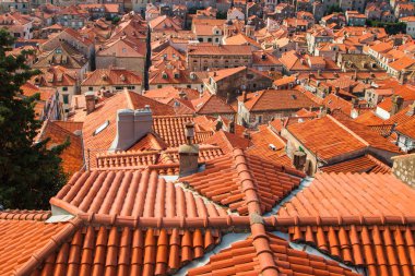 Hırvatistan 'ın Dubrovnik kentindeki eski evlerin çatıları 