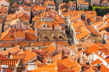Hırvatistan 'ın Dubrovnik kentindeki eski evlerin çatıları 