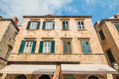  Hırvatistan 'ın Dubrovnik kentindeki Stradun Caddesi' ndeki eski evler. Hırvatistan 'ın Dubrovnik kentindeki Stradun Caddesi' ndeki konut evlerinin geniş açılı görüntüsü 