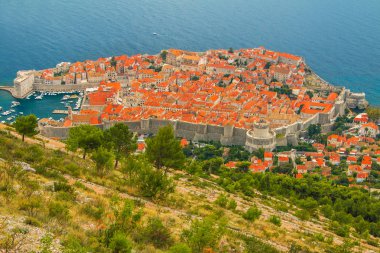  Hırvatistan 'ın Dubrovnik kentinde tepeden eski kente panoramik manzara 