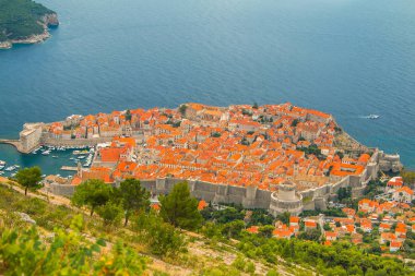  Hırvatistan 'ın Dubrovnik kentinde tepeden eski kente panoramik manzara 