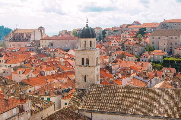 Hırvatistan 'ın Dubrovnik kentindeki eski evlerin çatıları 