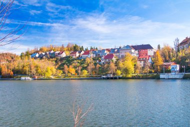 Hırvatistan 'ın Fuzine kentindeki güzel Bajer Gölü, Gorski Kotar, sonbaharda
