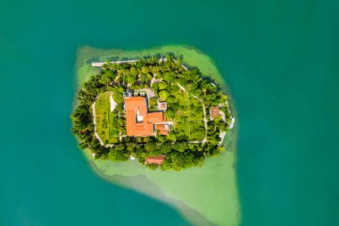 Krka milli parkı göl üzerinde Visovac Güzel ada, Dalmaçya, Hırvatistan, havai görünümü