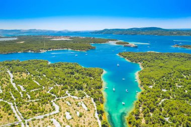 Hırvat Adriyatik sahili, Sibenik kanalında güzel manzara, turkuaz koylar ve yat ve tekneleri ile küçük adalar, havadan görünüm, arka planda eski fort St Nicolas