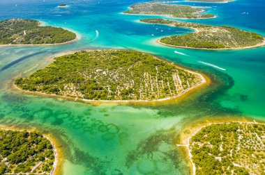 Güzel Hırvat kıyıları, Murter takımadalarında Mediteranean taş adalar havadan görünümü