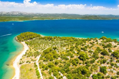 Muhteşem Hırvat deniz manzarası, Akdeniz kıyı şeridi, Murter adası pelerininde havadan görünüm, arka planda dağlar