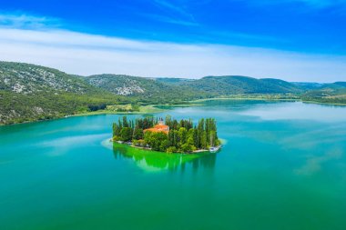 Krka ulusal parkı gölüzerinde Visovac Güzel ada, Dalmaçya, Hırvatistan
