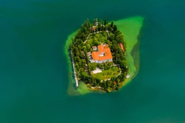 Krka ulusal parkı gölüzerinde Visovac Güzel ada, Dalmaçya, Hırvatistan