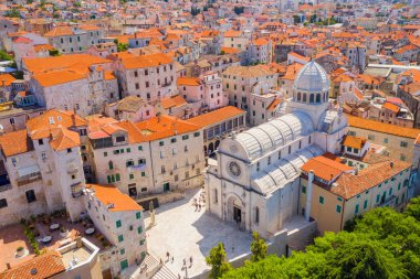 Hırvatistan, Sibenik şehri, eski şehir merkezinin panoramik manzarası, St James Katedrali, Hırvatistan'da Rönesans döneminin en önemli mimari anıtı, Unesco Dünya Mirası
