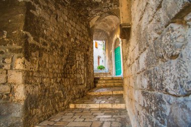 Hırvatistan'ın eski Sibenik kentinde romantik eski dar arnavut kaldırımlı sokaklar ve pasajlar