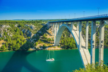 Hırvatistan'ın derin kanyonve altından geçen yelkenli tekne Krka nehri üzerinde karayolu üzerinde köprü havadan panorama görünümü. Güzel manzara.