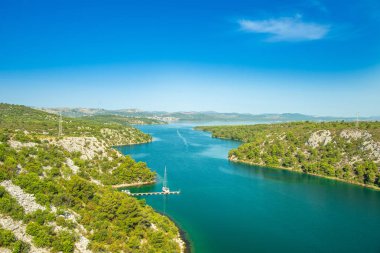 Hırvatistan'da güzel bir yaz gününde Krka nehri manzara görünümü, kanyon geçen yelkenli tekneler