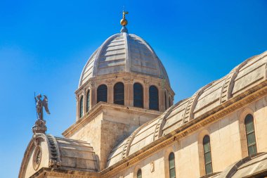 Hırvatistan, Sibenik şehri, St. James Katedrali, üç nefbazilik, çatıdaki kubbe ve heykellerin detayı