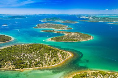 Güzel Hırvat kıyıları, zümrüt ve turkuaz mavisi deniz, havadan Murter adaları takımadaları, Dalmaçya, Hırvatistan