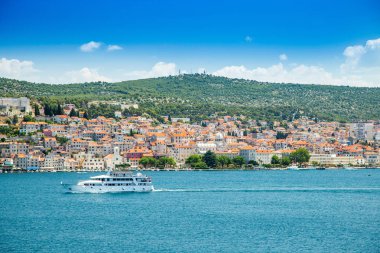 Dalmaçya Adriyatik kıyısında Sibenik Şehir, Hırvatistan, denizden panoramik görünümü