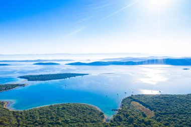 Hırvatistan'da Adriyatik üzerinde güzel deniz manzarası, Dugi otok takımadaları, denizde birçok küçük adalar