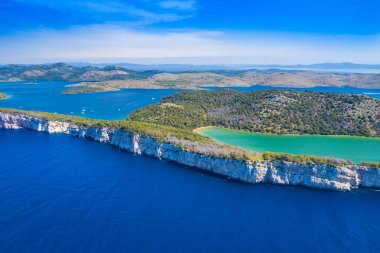 Telascica, Hırvatistan, Dugi otok, deniz üzerindeki büyük taş kayalıklar doğa parkı Tuz gölünün havadan görünümü