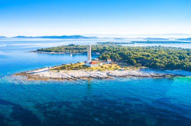 Dugi Otok adasında Veli Rat deniz feneri havadan görünümü, Hırvatistan, güzel deniz manzarası