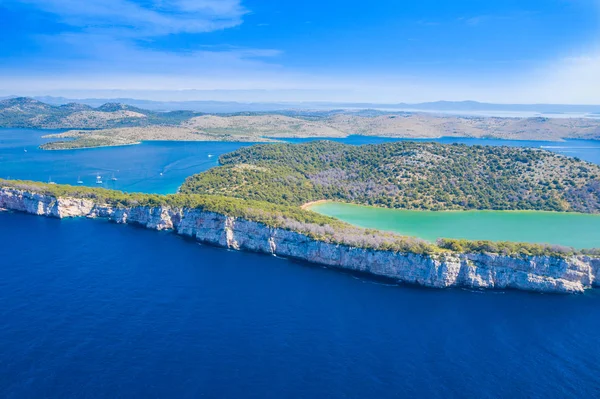 Telascica, Hırvatistan, Dugi otok, deniz üzerindeki büyük taş kayalıklar doğa parkı Tuz gölünün havadan görünümü