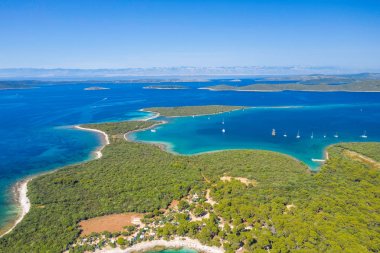Hırvatistan'da Adriyatik üzerinde güzel deniz manzarası, Dugi otok takımadaları, denizde birçok küçük adalar