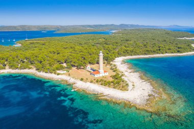 Dugi Otok adasında Veli Rat deniz feneri havadan görünümü, Hırvatistan, güzel deniz manzarası