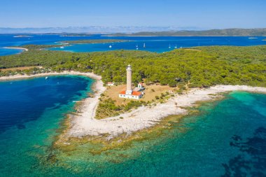 Dugi Otok adasında Veli Rat deniz feneri havadan görünümü, Hırvatistan, güzel deniz manzarası