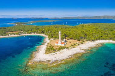 Dugi Otok adasında Veli Rat deniz feneri havadan görünümü, Hırvatistan, güzel deniz manzarası