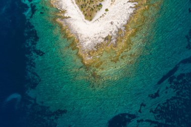 Hırvatistan'ın Dugi Otok adasında kristal berraklığında mavi su ile kayalık sahil havadan havai çekim