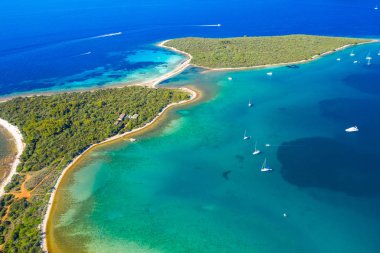 Güzel mavi deniz cenneti, Hırvatistan'da Dugi Otok adasında takımadalar, hava deniz manzarası