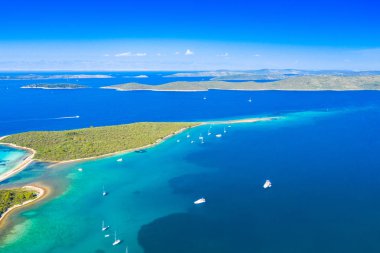 Güzel mavi deniz cenneti, Hırvatistan'da Dugi Otok adasında takımadalar, hava deniz manzarası