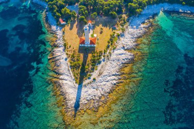 Dugi Otok adasında taş kıyısında Veli Rat deniz feneri üzerinde gündoğumu, Hırvatistan, güzel deniz manzarası, havai atış