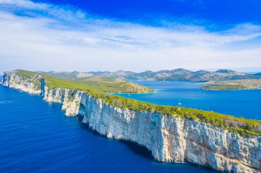 Doğa parkı Telascica kıyısında deniz üzerinde büyük kayalıklar, Dugi Otok adası, Hırvatistan, muhteşem deniz manzarası