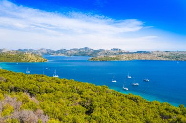 Mavi defne ve doğa parkında küçük adaların havadan görünüşü Telascica, Hırvatistan, Dugi Otok, kıyıya demirlemiş Yatlar