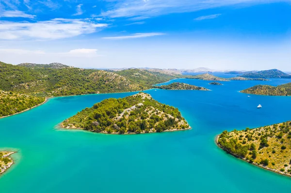 Hırvatistan'ın Dugi Otok adasında ki Telascica doğa parkında güzel mavi deniz, küçük adalar takımadaları, hava deniz manzarası