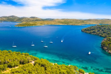 Mavi defne ve doğa parkında küçük adaların havadan görünüşü Telascica, Hırvatistan, Dugi Otok, kıyıya demirlemiş Yatlar