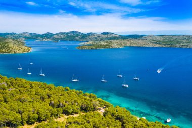 Mavi defne ve doğa parkında küçük adaların havadan görünüşü Telascica, Hırvatistan, Dugi Otok, kıyıya demirlemiş Yatlar