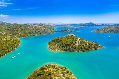 Hırvatistan'ın Dugi Otok adasında ki Telascica doğa parkında güzel mavi deniz, küçük adalar takımadaları, hava deniz manzarası