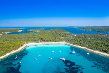 Dugi Otok adasında Sakarun plajda güzel bir masmavi turkuaz lagün yelkenli tekneler havadan görünümü, Hırvatistan, güzel deniz manzarası
